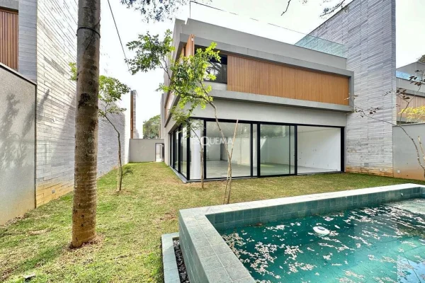Casa nova em condomínio com projeto de João Armentano