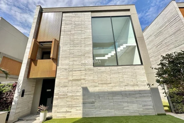 Casa nova em condomínio com projeto de João Armentano