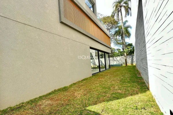 Casa nova em condomínio com projeto de João Armentano