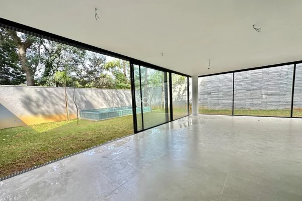 Casa nova em condomínio com projeto de João Armentano