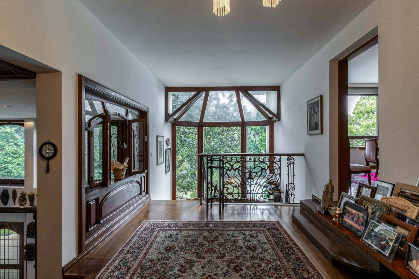 Casa rodeada por verde em rua fechada, tranquila e segura - Imagem 12