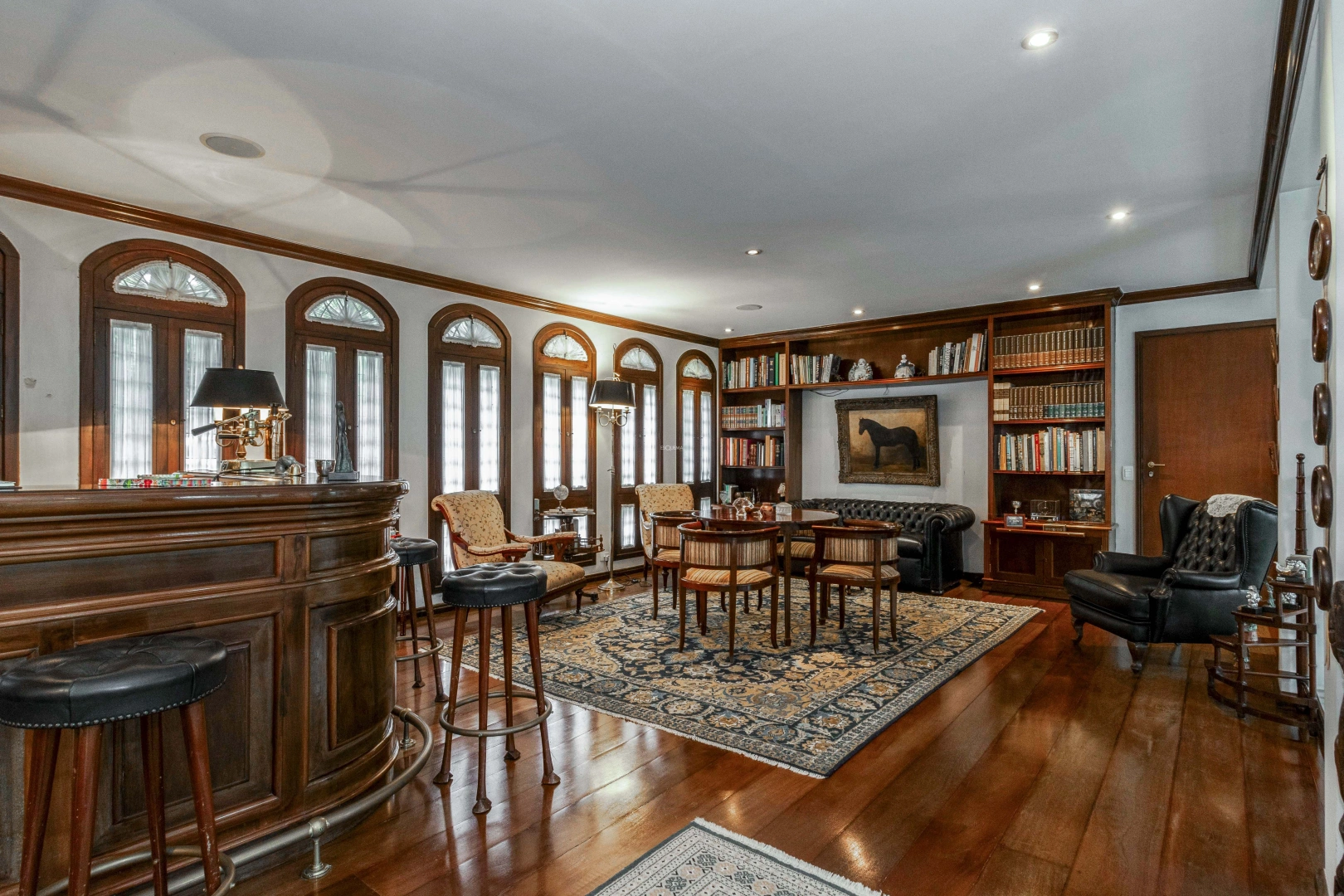 Casa rodeada por verde em rua fechada, tranquila e segura - Imagem 13