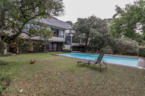 Casa rodeada por verde em rua fechada, tranquila e segura