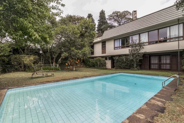 Casa rodeada por verde em rua fechada, tranquila e segura