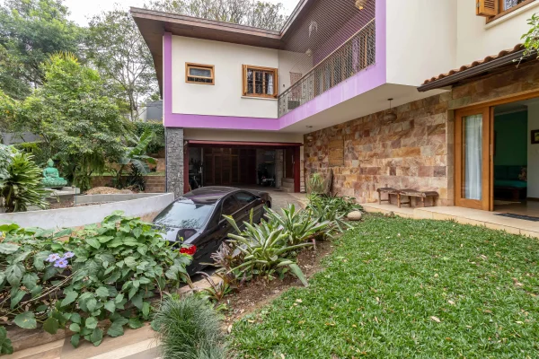Casa com quintal em frente a Praça Pôr do Sol