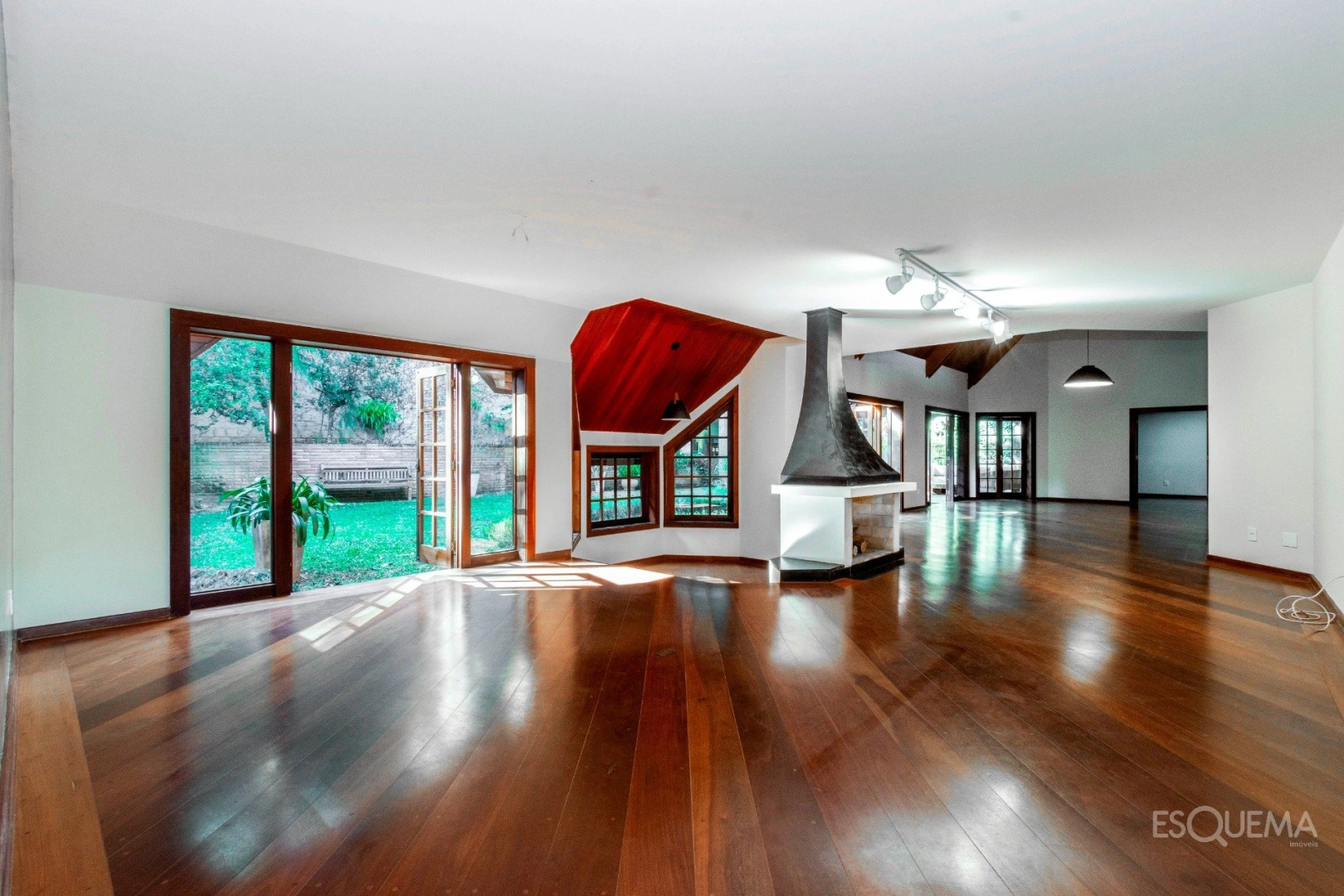 Casa com atmosfera de campo em condomínio arborizado - Imagem 10