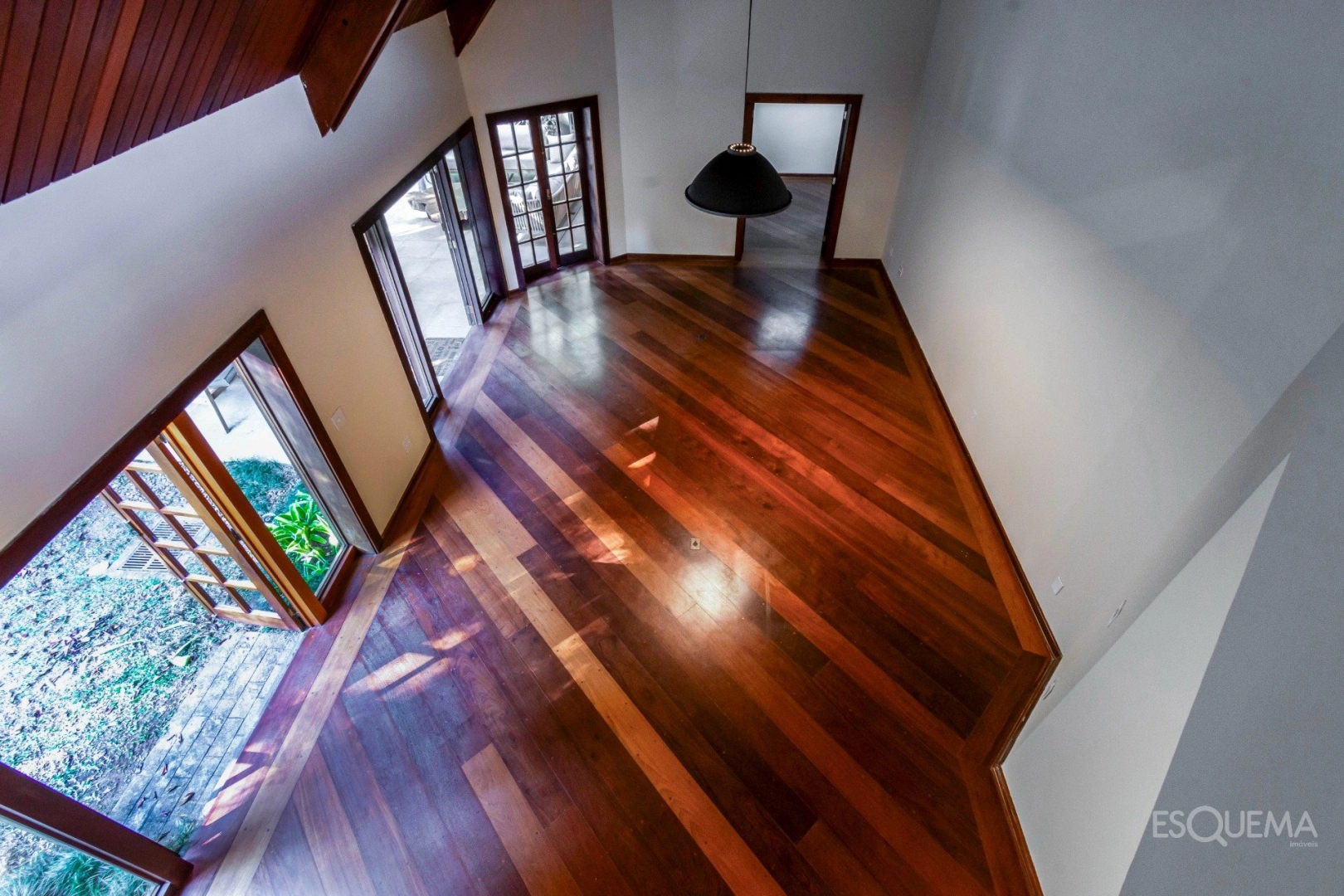 Casa com atmosfera de campo em condomínio arborizado - Imagem 11