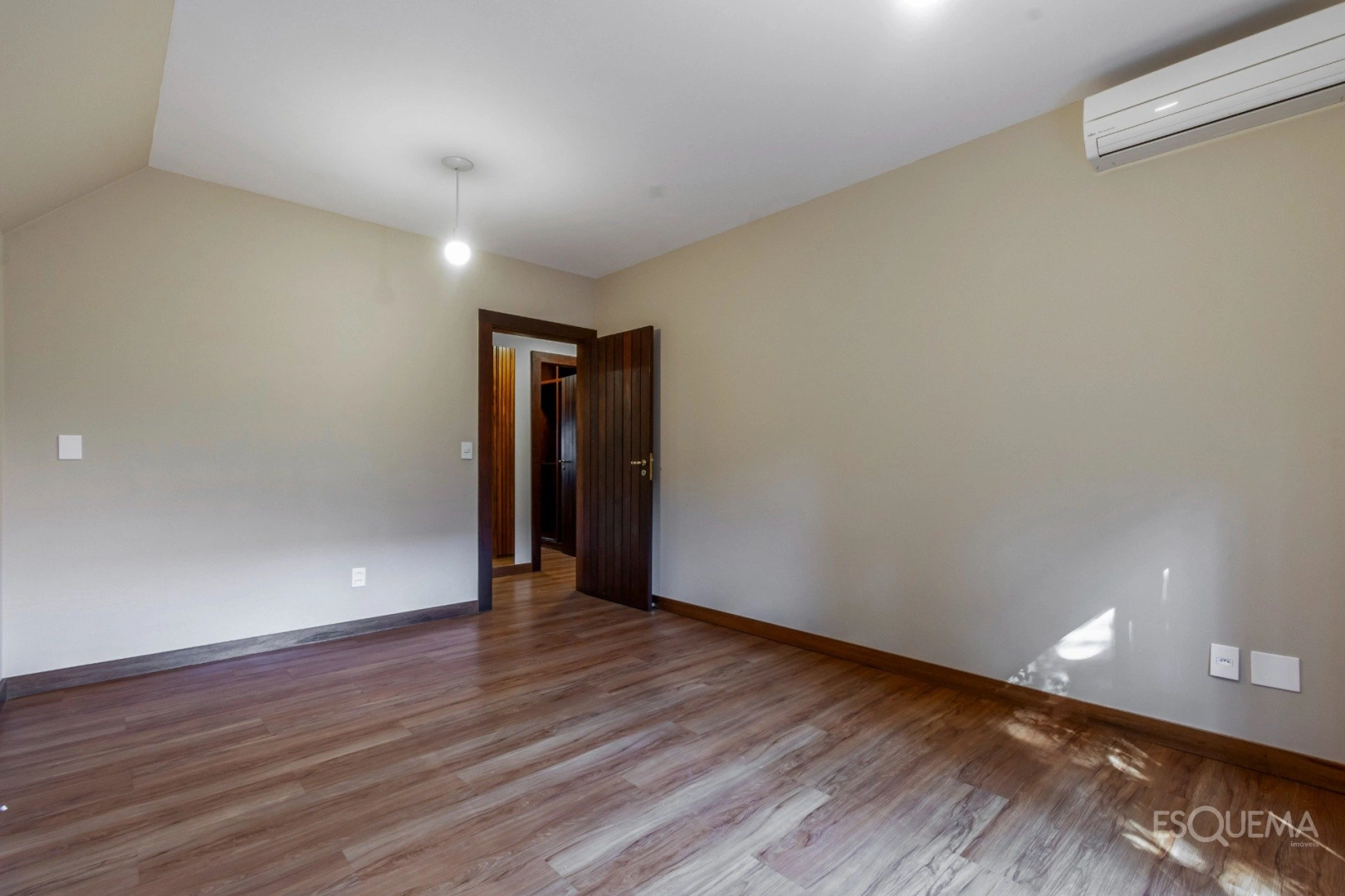 Casa com atmosfera de campo em condomínio arborizado - Imagem 13