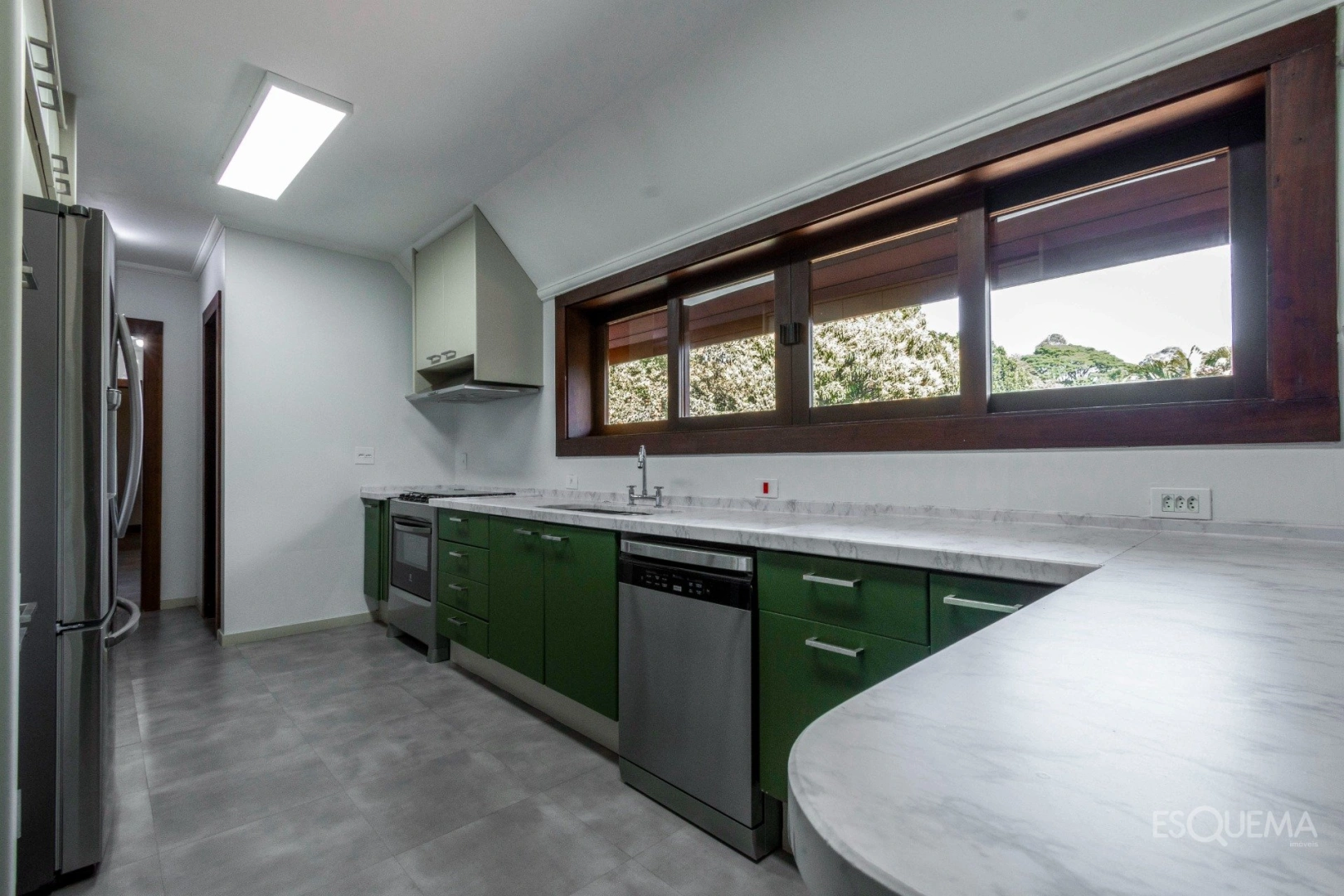 Casa com atmosfera de campo em condomínio arborizado - Imagem 15