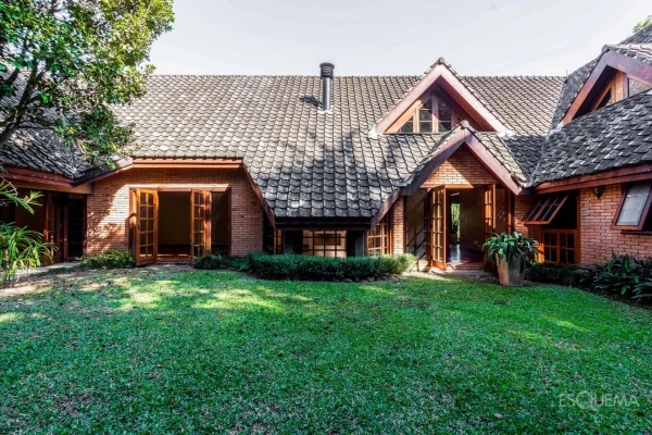 Casa com atmosfera de campo em condomínio arborizado