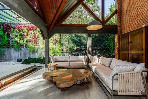 Casa com atmosfera de campo em condomínio arborizado