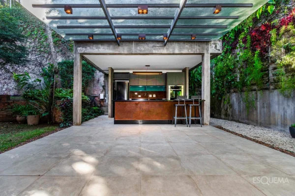 Casa com atmosfera de campo em condomínio arborizado