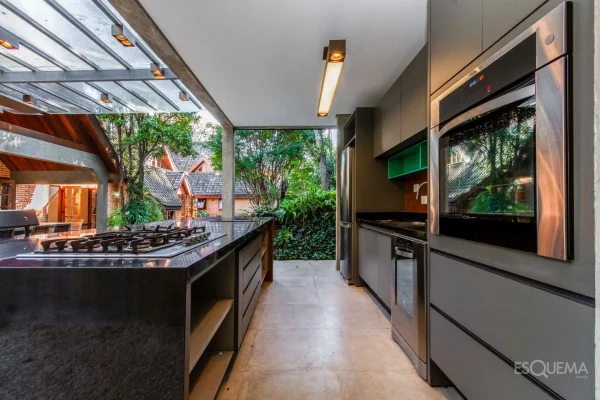 Casa com atmosfera de campo em condomínio arborizado