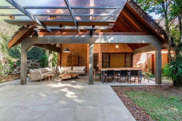 Casa com atmosfera de campo em condomínio arborizado
