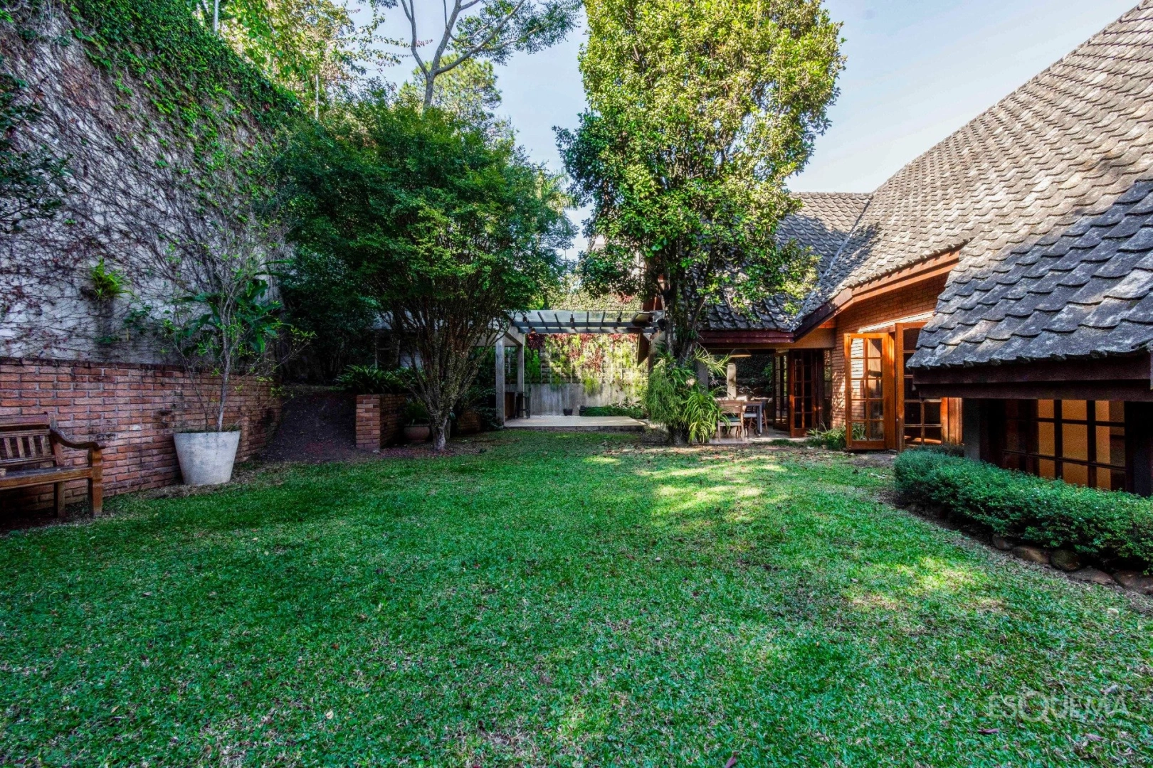Casa com atmosfera de campo em condomínio arborizado - Imagem 7