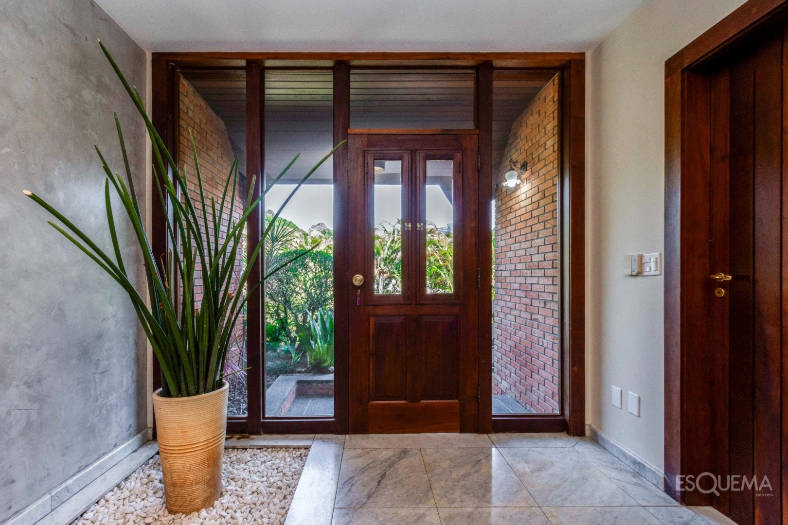 Casa com atmosfera de campo em condomínio arborizado - Imagem 8