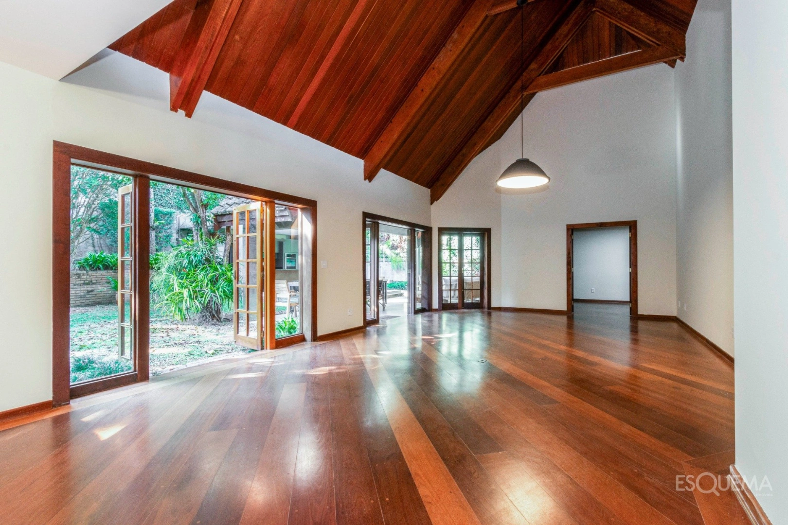 Casa com atmosfera de campo em condomínio arborizado - Imagem 9