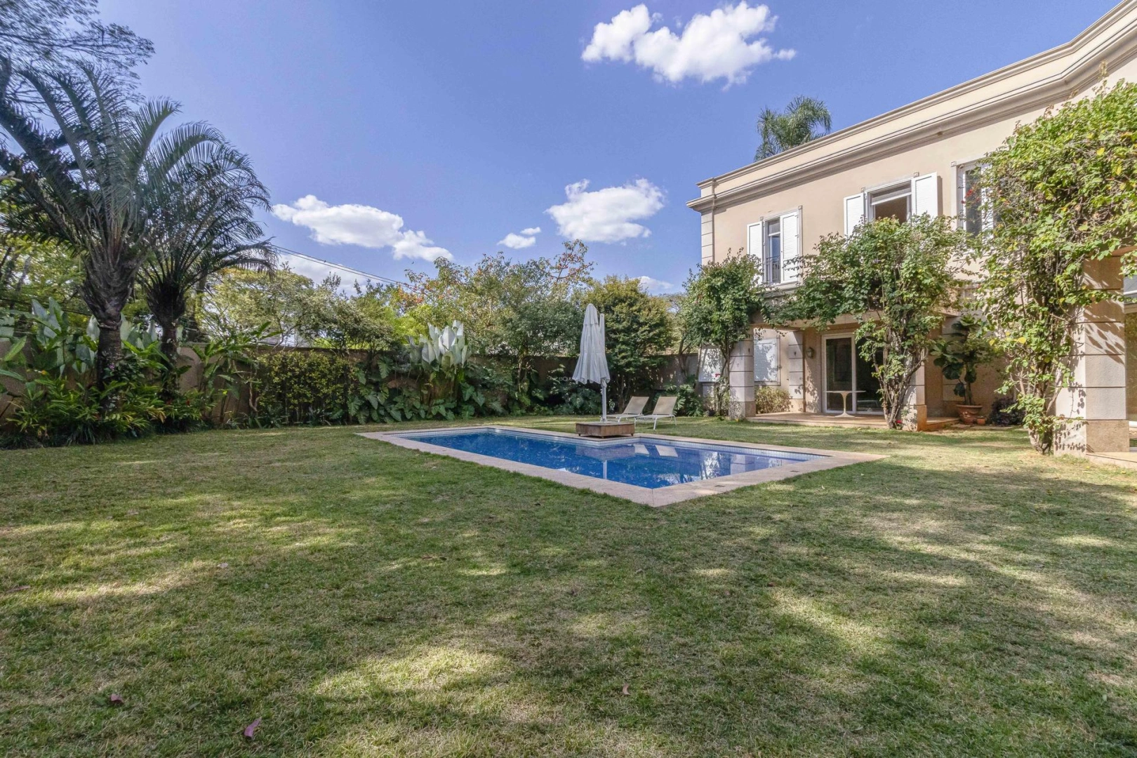 Casa com projeto clássico de Bi Chrisostomo - Imagem 1