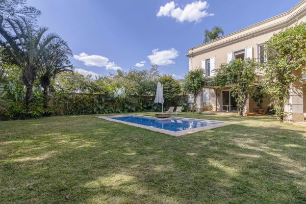 Casa com projeto clássico de Bi Chrisostomo