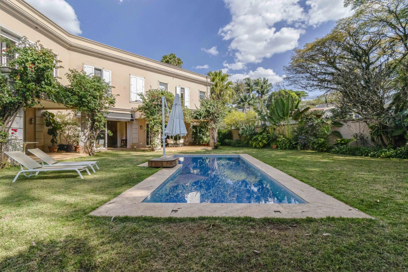 Casa com projeto clássico de Bi Chrisostomo - Imagem 3