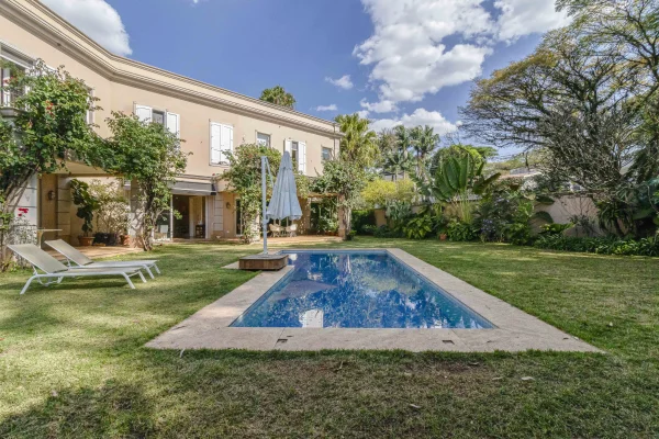 Casa com projeto clássico de Bi Chrisostomo