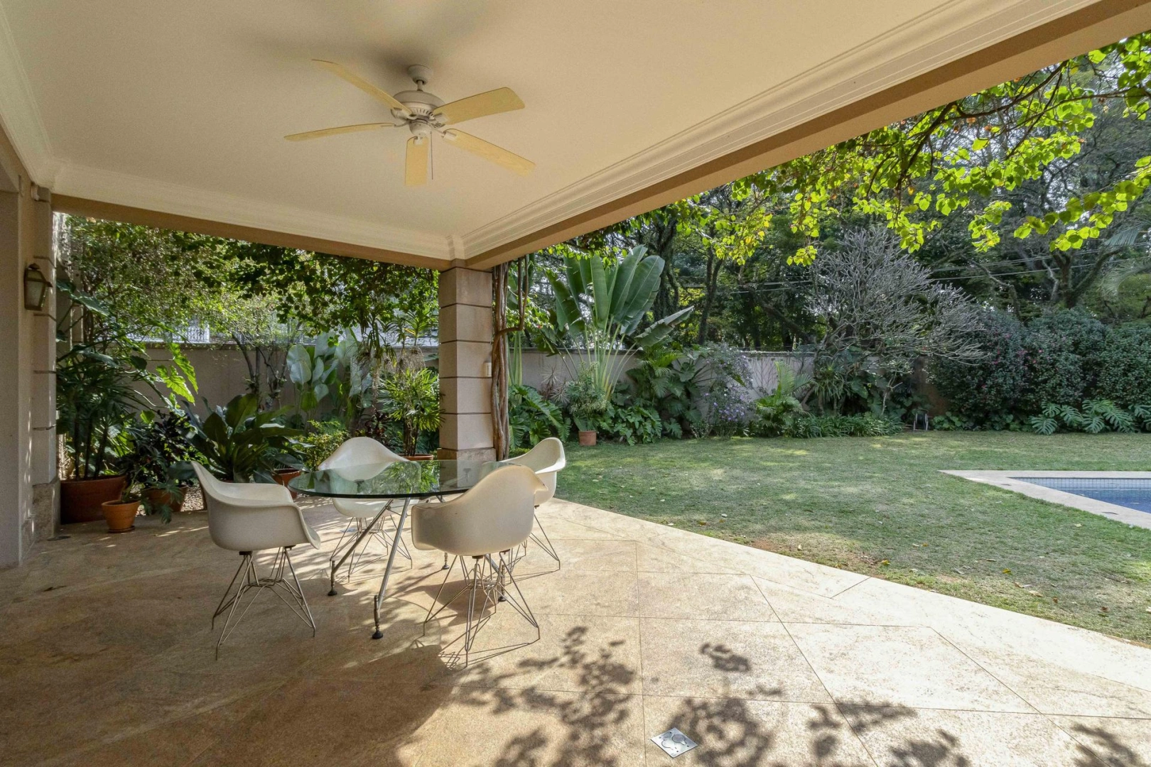 Casa com projeto clássico de Bi Chrisostomo - Imagem 4