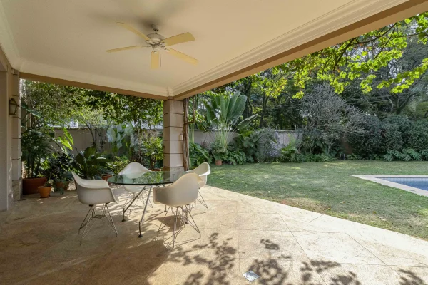 Casa com projeto clássico de Bi Chrisostomo