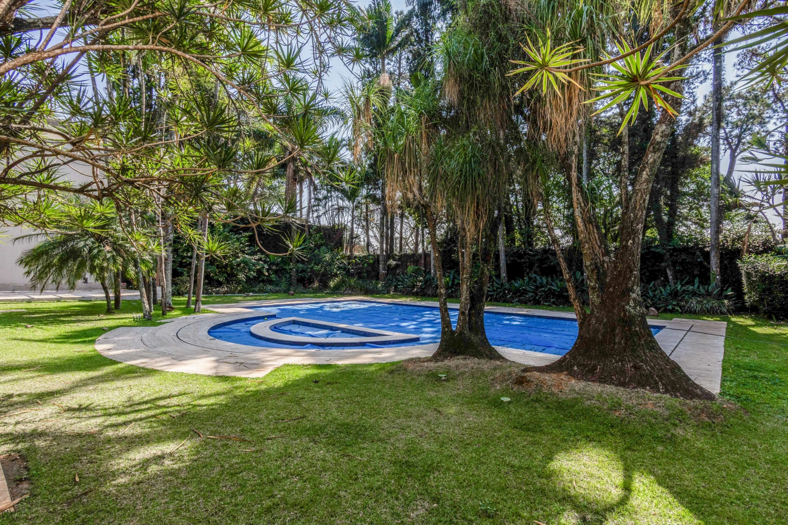Casa ampla com lazer e quadra de tênis - Imagem 1