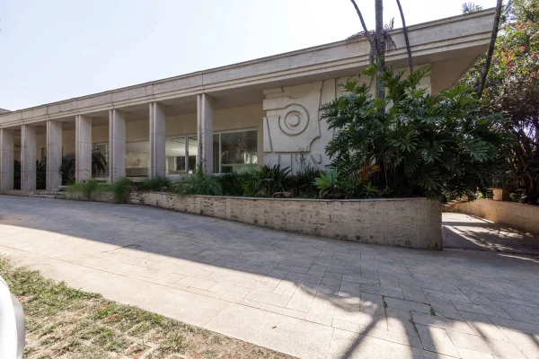 Casa ampla com lazer e quadra de tênis