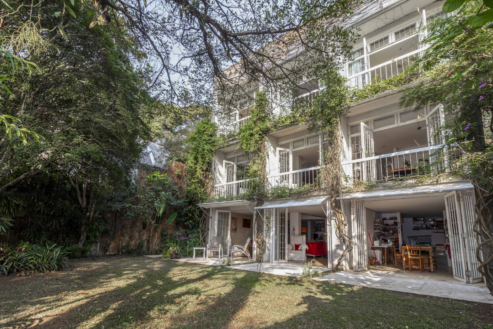Casa arborizada em excelente rua do bairro - Imagem 1