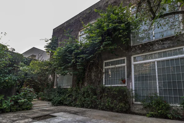 Casa arborizada em excelente rua do bairro