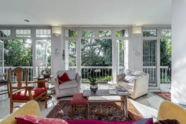 Casa arborizada em excelente rua do bairro