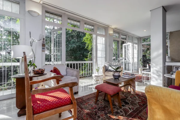 Casa arborizada em excelente rua do bairro