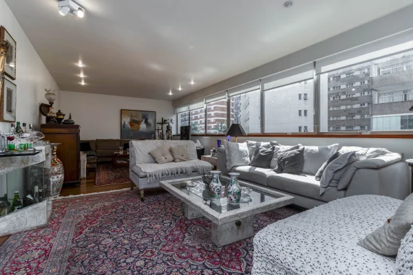 Apartamento com boa planta e living espaçoso