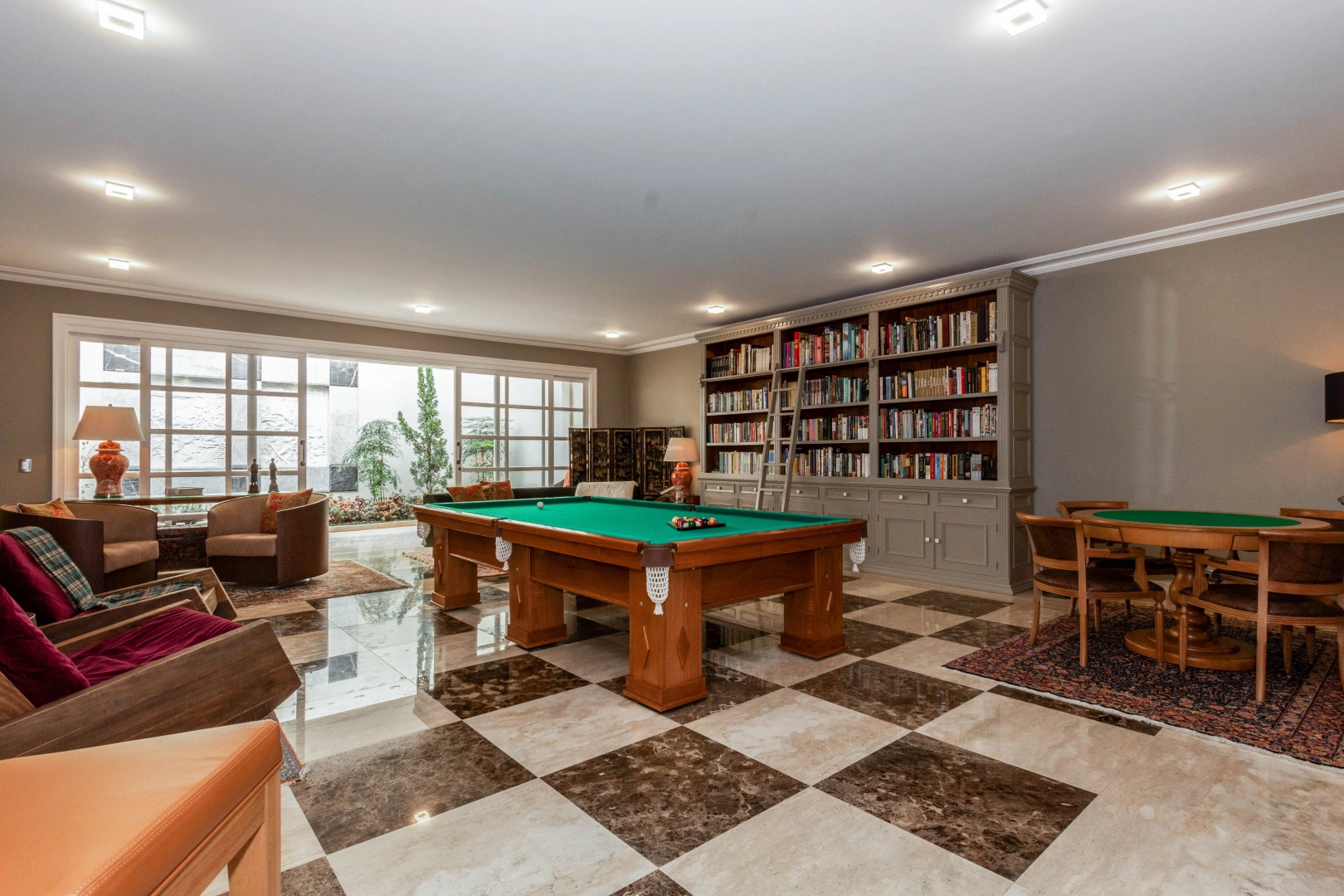 Casa com jardim e piscina - Imagem 10