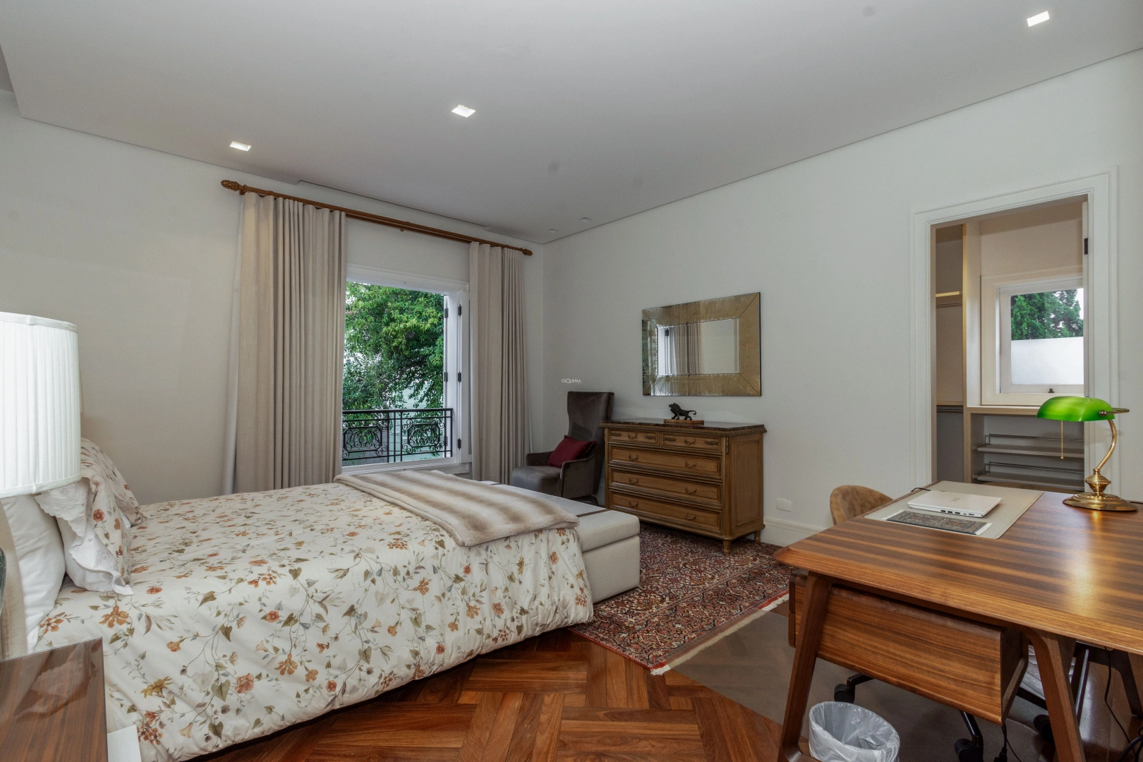 Casa com jardim e piscina - Imagem 11