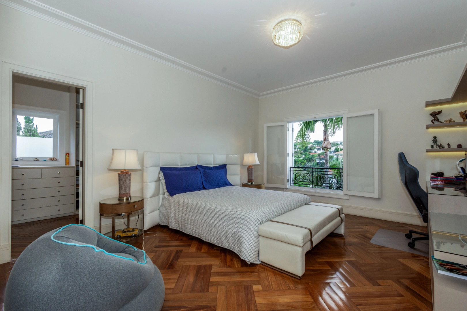 Casa com jardim e piscina - Imagem 13