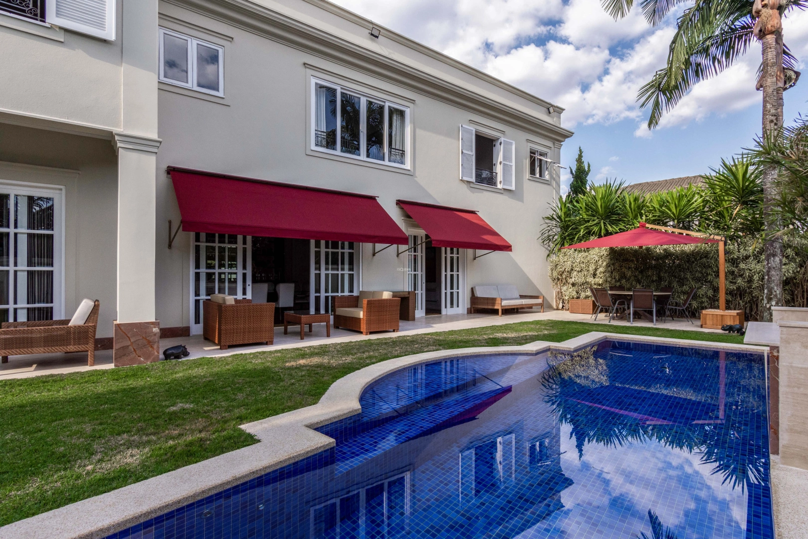 Casa com jardim e piscina - Imagem 1