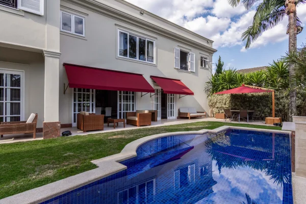 Casa com jardim e piscina