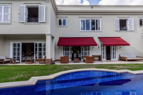 Casa com jardim e piscina