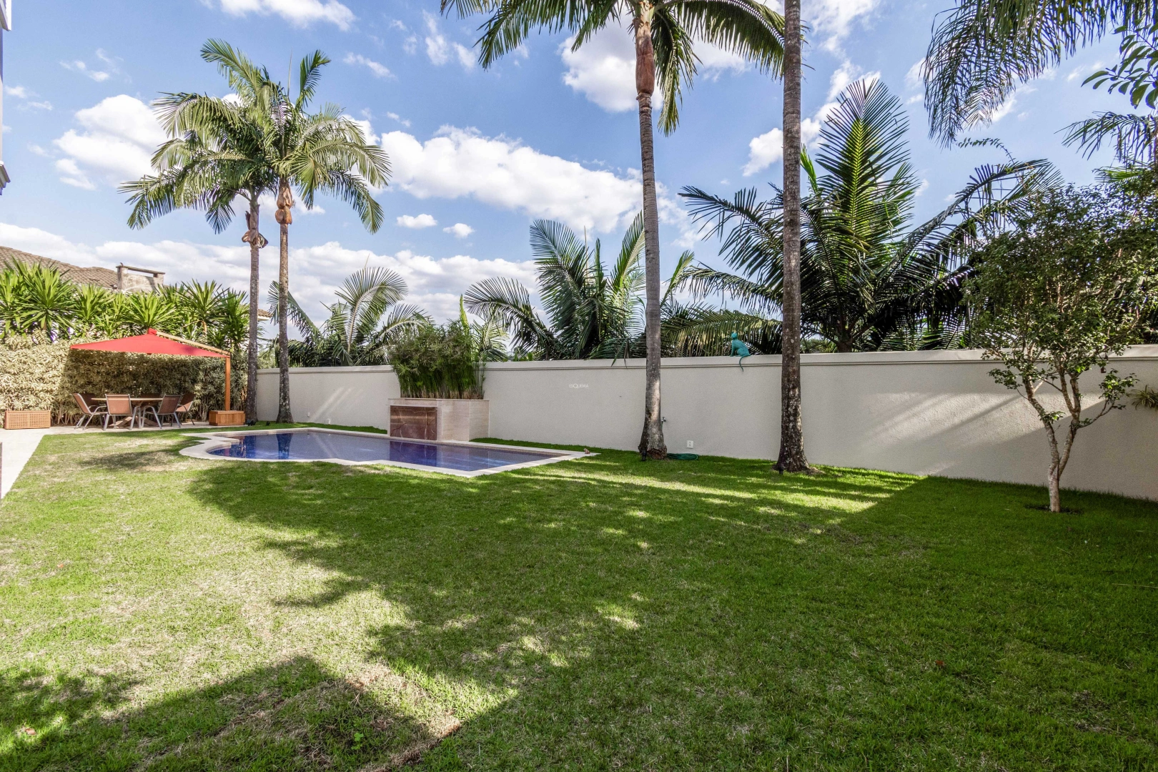 Casa com jardim e piscina - Imagem 3