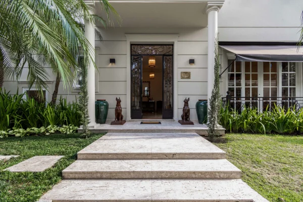 Casa com jardim e piscina
