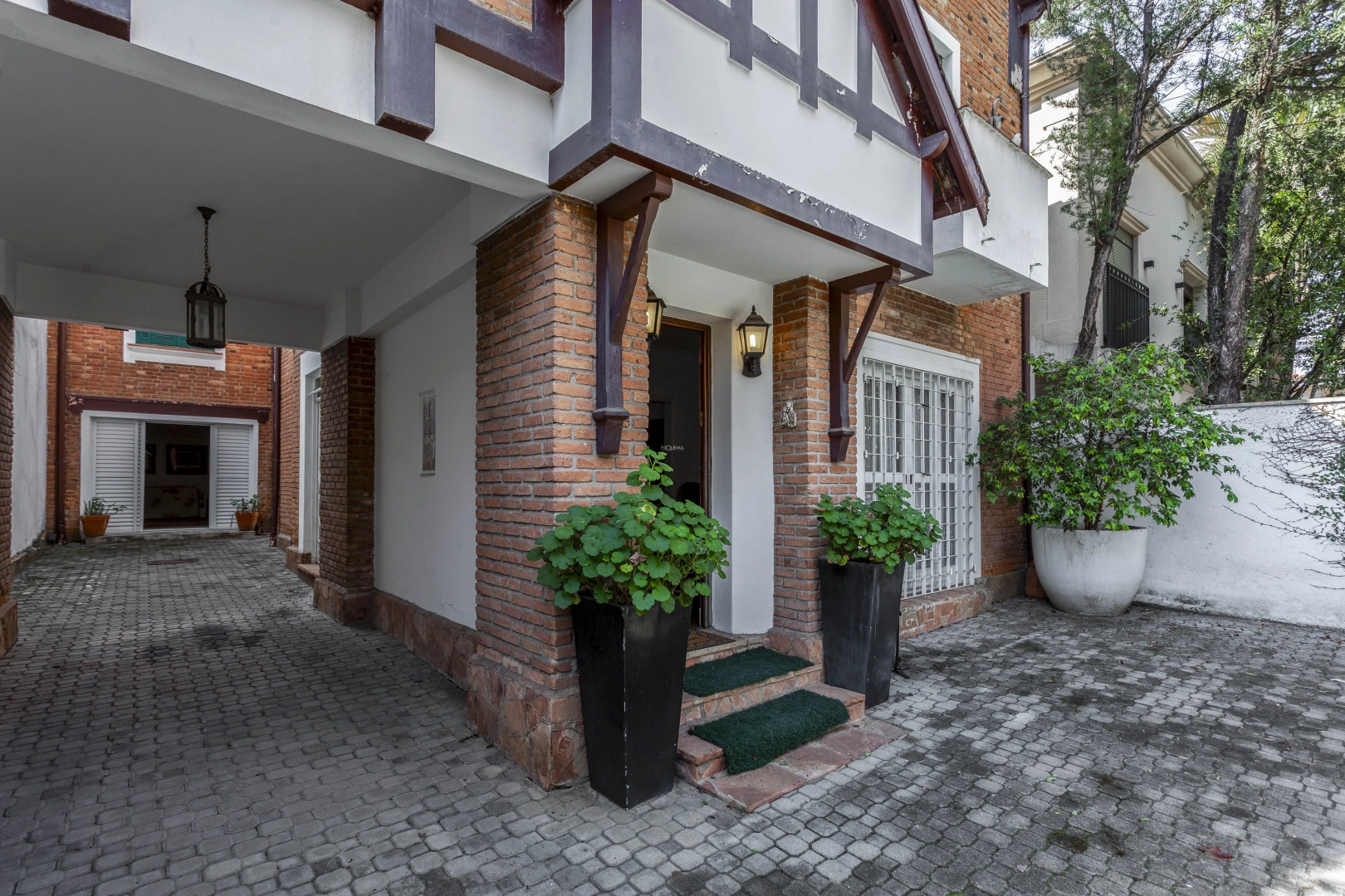 Casa em localização privilegiada do bairro - Imagem 1