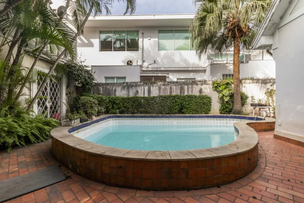 Casa em localização privilegiada para reforma total
