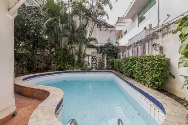 Casa em localização privilegiada para reforma total
