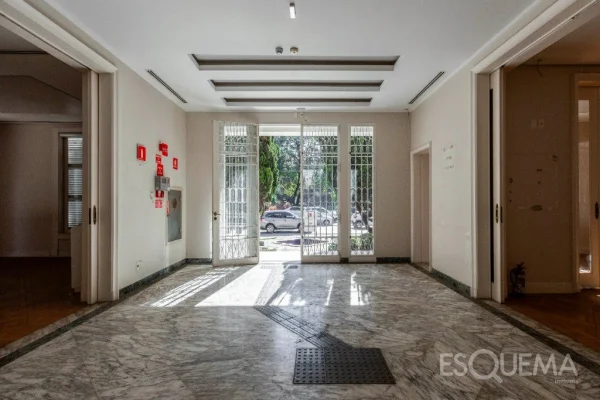 Casa comercial ampla em localização estratégica