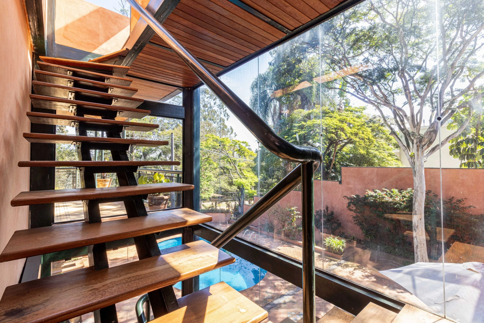 Casa com projeto de Carlos Bratke e infraestrutura completa - Imagem 11