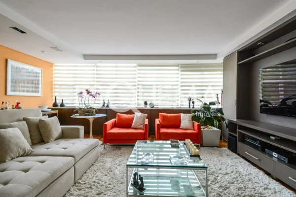 Apartamento reformado e bem localizado