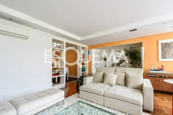 Apartamento reformado e bem localizado