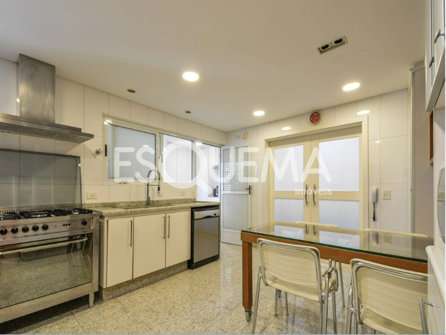 Apartamento reformado e bem localizado - Imagem 8